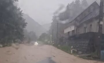 FOTO: Vo Zvolene zaplavilo cesty, kanalizácia to nezvláda 