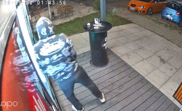 FOTO: Mladíci vykradli vo Zvolene automat