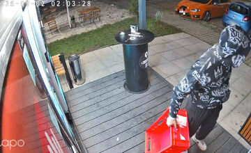 FOTO: Mladíci vykradli vo Zvolene automat