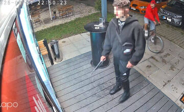 FOTO: Mladíci vykradli vo Zvolene automat