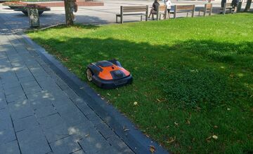 FOTO: Mesto skúša robotickú kosačku