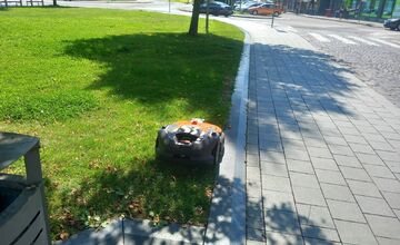 FOTO: Mesto skúša robotickú kosačku