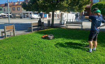 FOTO: Mesto skúša robotickú kosačku