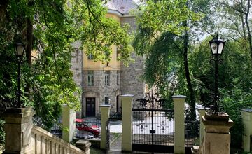 FOTO: Historická budova lesníckej školy púta pozornosť