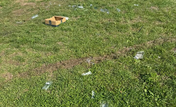 FOTO: Na Pustom hrade zostali po národnom výstupe odpadky 