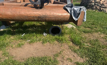 FOTO: Na Pustom hrade zostali po národnom výstupe odpadky 