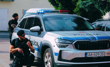 FOTO: Na základnej škole v Banskej Bystrici bolo plno policajtov