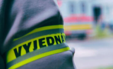 FOTO: Na základnej škole v Banskej Bystrici bolo plno policajtov