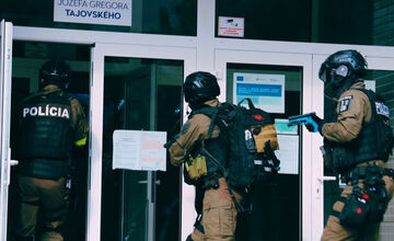 FOTO: Na základnej škole v Banskej Bystrici bolo plno policajtov