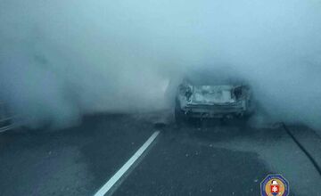 FOTO: Požiar osobného vozidla na štátnej ceste v banskobystrickom okrese