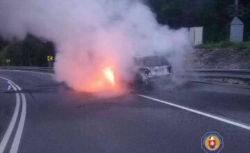 FOTO: Požiar osobného vozidla na štátnej ceste v banskobystrickom okrese
