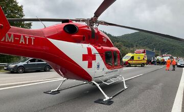 FOTO: Dopravná nehoda na R1 v smere na Zvolen. Zasahoval vrtuľník, jedna osoba sa vážne zranila