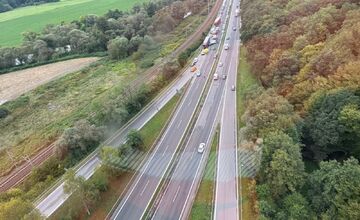 FOTO: Dopravná nehoda na R1 v smere na Zvolen. Zasahoval vrtuľník, jedna osoba sa vážne zranila