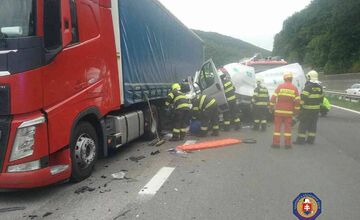 FOTO: Dopravná nehoda na R1 v smere na Zvolen. Zasahoval vrtuľník, jedna osoba sa vážne zranila