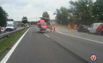 FOTO: Dopravná nehoda na R1 v smere na Zvolen. Zasahoval vrtuľník, jedna osoba sa vážne zranila