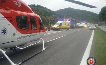 FOTO: Dopravná nehoda na R1 v smere na Zvolen. Zasahoval vrtuľník, jedna osoba sa vážne zranila
