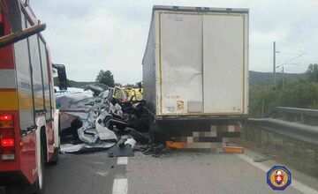 FOTO: Dopravná nehoda na R1 v smere na Zvolen. Zasahoval vrtuľník, jedna osoba sa vážne zranila