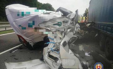 FOTO: Dopravná nehoda na R1 v smere na Zvolen. Zasahoval vrtuľník, jedna osoba sa vážne zranila