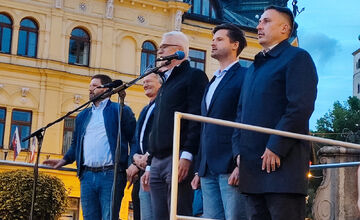 FOTO: V Banskej Bystrici vyšli občania do ulíc