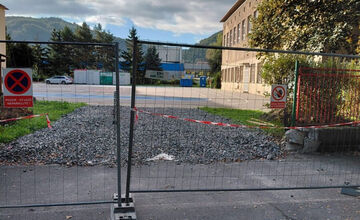 FOTO: 65-ročná budova ZŠ SNP v Bystrici prechádza komplexnou rekonštrukciou