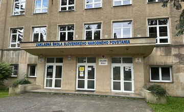 FOTO: 65-ročná budova ZŠ SNP v Bystrici prechádza komplexnou rekonštrukciou