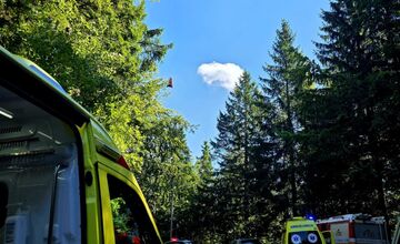 FOTO: V klesaní z Čertovice smerom na Jarabú došlo k ťažkej nehode dvoch motoriek s autom