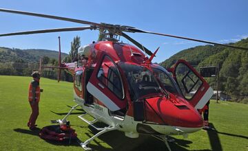 FOTO: V klesaní z Čertovice smerom na Jarabú došlo k ťažkej nehode dvoch motoriek s autom