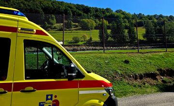 FOTO: V klesaní z Čertovice smerom na Jarabú došlo k ťažkej nehode dvoch motoriek s autom
