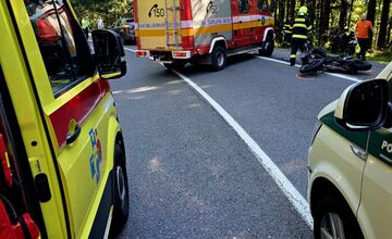 FOTO: V klesaní z Čertovice smerom na Jarabú došlo k ťažkej nehode dvoch motoriek s autom