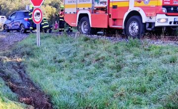FOTO: Na železničnej trati pri Podzámčoku skončilo osobné auto