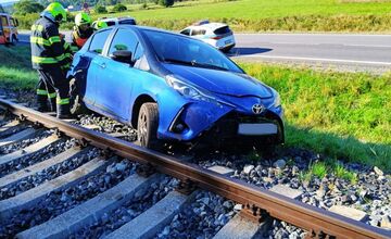 FOTO: Na železničnej trati pri Podzámčoku skončilo osobné auto