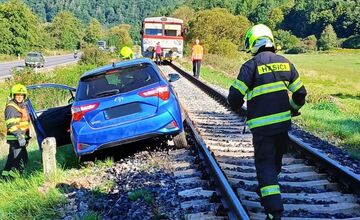 FOTO: Na železničnej trati pri Podzámčoku skončilo osobné auto