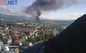 FOTO: V Banskej Bystrici horí panelák, čierny dym vidno už z diaľky