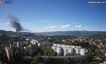 FOTO: V Banskej Bystrici horí panelák, čierny dym vidno už z diaľky