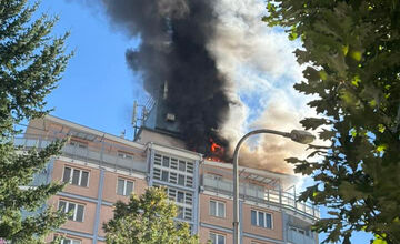 FOTO: V Banskej Bystrici horí panelák, čierny dym vidno už z diaľky