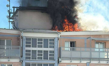 FOTO: V Banskej Bystrici horí panelák, čierny dym vidno už z diaľky