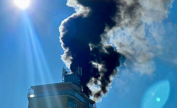 FOTO: V Banskej Bystrici horí panelák, čierny dym vidno už z diaľky
