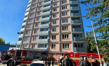 FOTO: V Banskej Bystrici horí panelák, čierny dym vidno už z diaľky