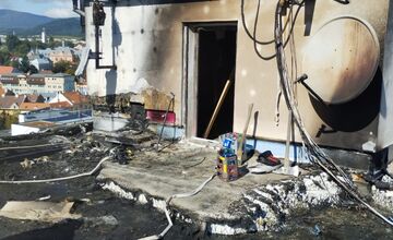 FOTO: V Banskej Bystrici horí panelák, čierny dym vidno už z diaľky