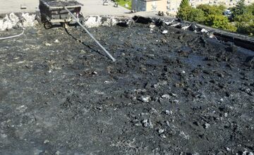 FOTO: V Banskej Bystrici horí panelák, čierny dym vidno už z diaľky