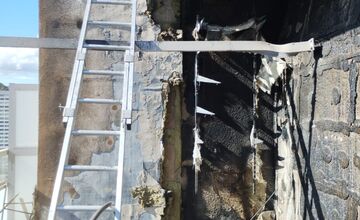 FOTO: V Banskej Bystrici horí panelák, čierny dym vidno už z diaľky