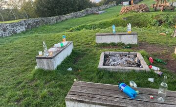 FOTO: Návštevníci po sebe nechávajú odpad