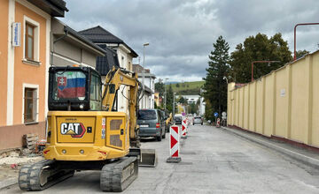 FOTO: Rekonštrukcia ulice v Banskej Bystrici si vyžiada dopravné obmedzenia 
