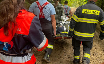 FOTO: Muža v Brusne pri rezaní stromu zasiahol padajúci konár a zlomil mu nohu