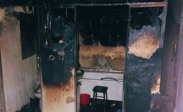 FOTO: V Banskej Bystrici v Sásovej horel v noci byt, žiaľ, vyžiadal si jednu obeť