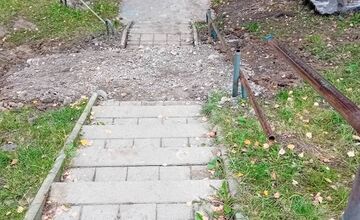 FOTO: Po oprave potrubia zostali rozbité schody