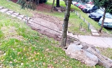 FOTO: Po oprave potrubia zostali rozbité schody