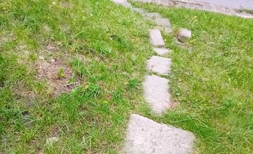 FOTO: Po oprave potrubia zostali rozbité schody