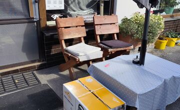 FOTO: Krabica pred kaviarňou ukrývala prekvapenie