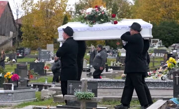 FOTO: V Šumiaci pochovali obete tragédie, záchranári ratovali trúchliacich